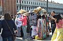bDSC_0063_Kraampje op San Marcoplein met kledij voor touristen oa gondeliershoeden en gondelierstruien,